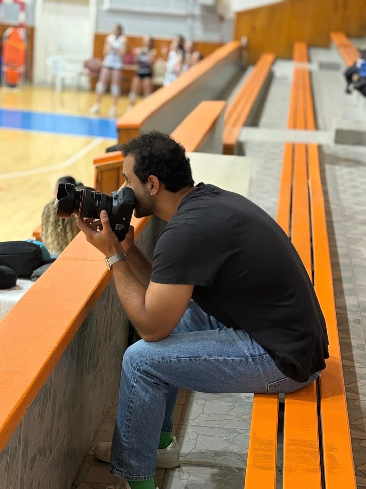 Tribünden maç çeken fotoğrafçı
